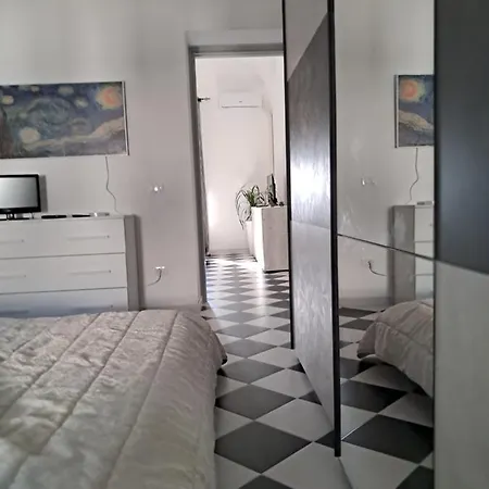 Black And White House * Lecce