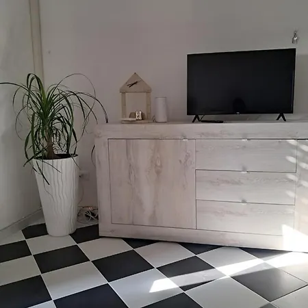 Black And White House *